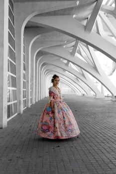 Fallera posando - Fotógrafo Falleras Pablo Gallego
