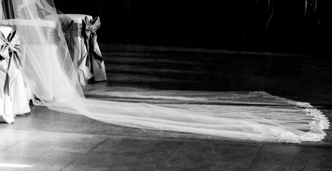 El velo de la novia lucía en el acto de la cermonia