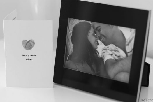 Invitación de boda y tierna foto de los novios.