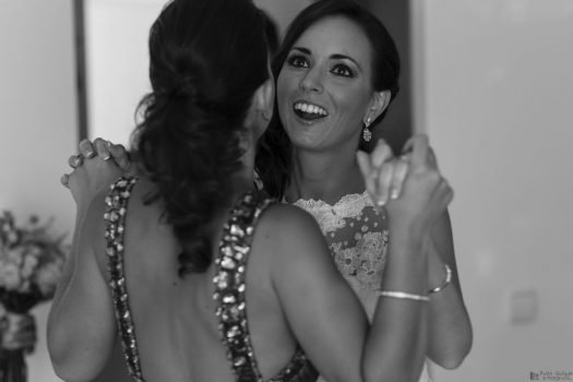 Abrazos y felicitaciones a la novia. La Vallesa de Mandor