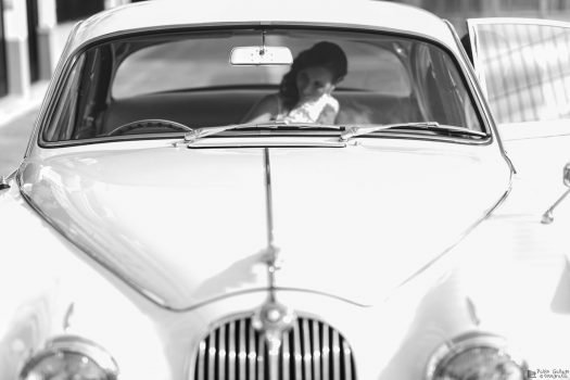 La alegría de la novia a la llegada a la ceremonia. La Vallesa de Mandor