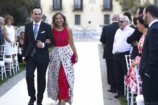 Emotiva entrada del novio y la madrina. La Vallesa de Mandor