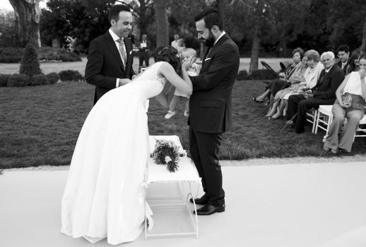 La enhorabuena de los más pequeños a los novios. La Vallesa de Mandor