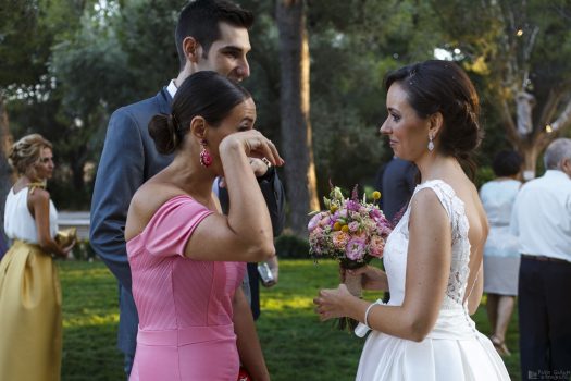 La familia y amigos se emocionan al dar la enhorabuena a los novios. La Vallesa de Mandor