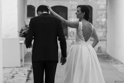 La novia quita el arroz al novio