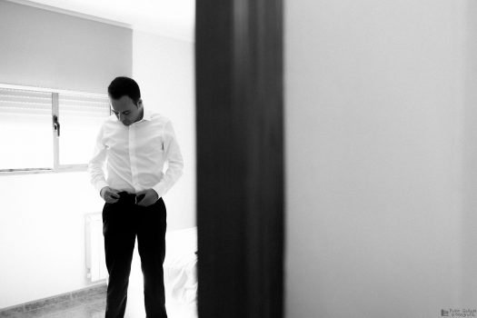 El novio, vistiéndose para la boda