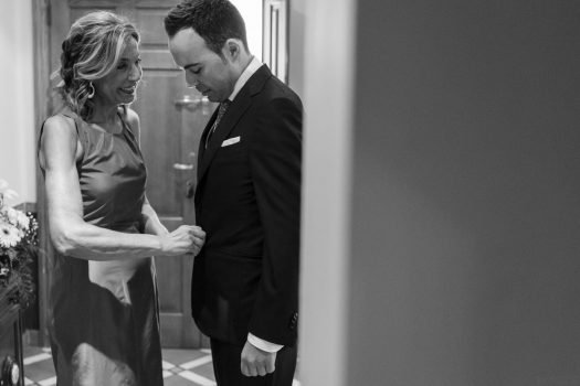 La madre del novio, atiende los últimos retoques antes de la ceremonia