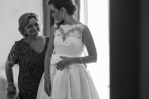 La novia con su madre antes de la ceremonia, se miran tiernamente