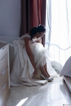 La novia, vistiéndose para su boda
