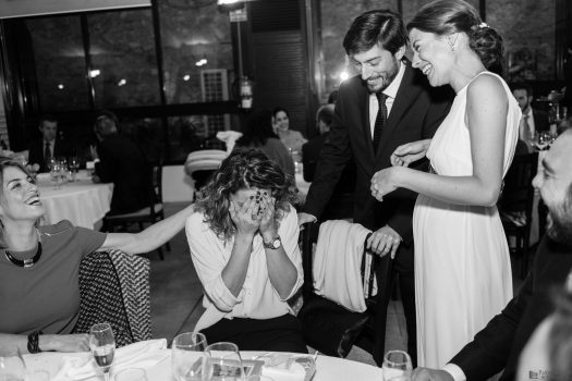 Entrega de regalo a la amiga de la novia