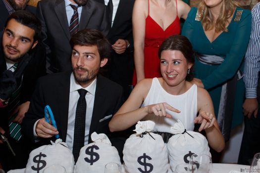 Los novios reciben los regalos