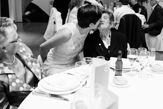 La novia besando a sus familiares